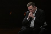 梦见含血特斯拉股价收涨超3%：特朗普无意沟通，马斯克父亲劝儿子低头