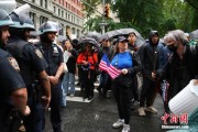梦见含血美国多地举行“没有国王”抗议活动